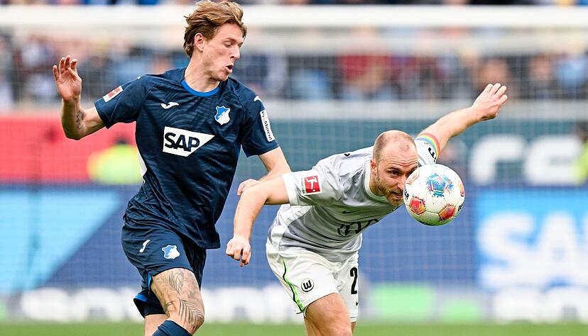 Hoffenheims Wouter Burger (links) im Duelle mit Wolfsburgs Christian Eriksen.