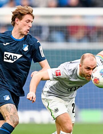 Hoffenheims Wouter Burger (links) im Duelle mit Wolfsburgs Christian Eriksen.