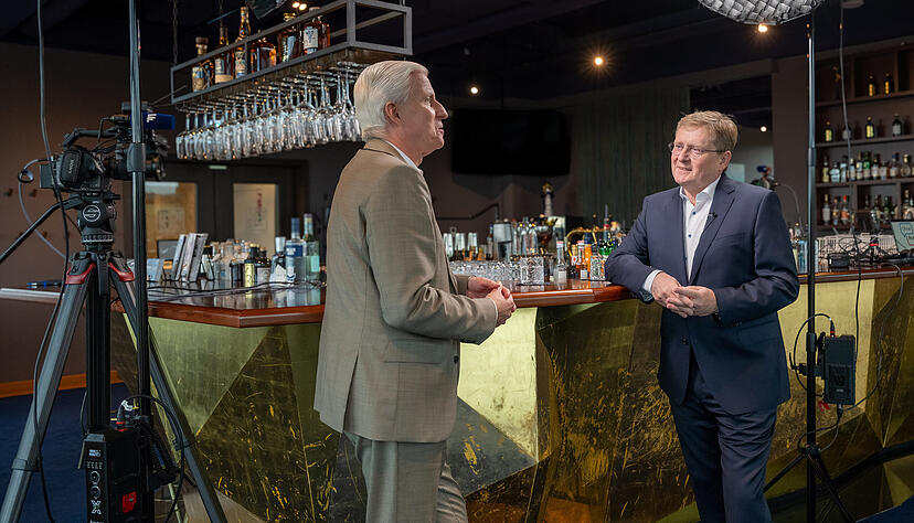 Oliver Barta, Hauptgeschäftsführer von Südwestmetall und der Unternehmer Baden-Württemberg (rechts), im Gespräch mit Stimme-Chefredakteur Uwe Ralf Heer. Oliver Barta, Hauptgeschäftsführer von Südwestmetall und der Unternehmer Baden-Württemberg (rechts), im Gespräch mit Stimme-Chefredakteur Uwe Ralf Heer.