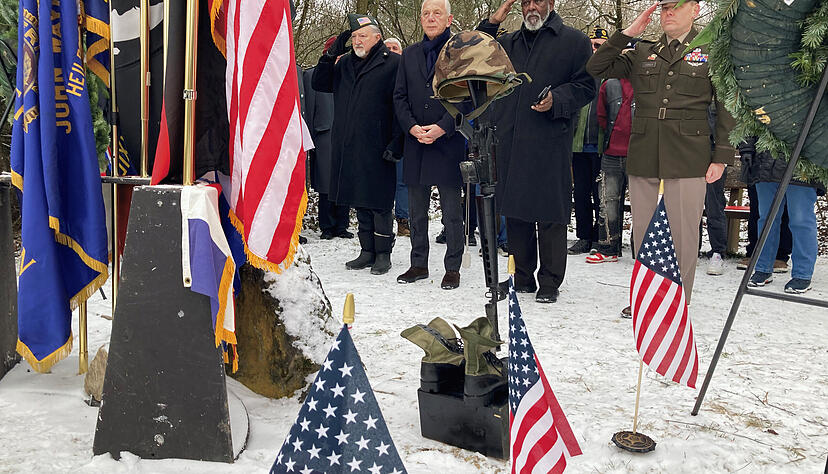 Gedenken der im Januar 1985 bei einer Raketenexplosion verstorbenen US-Soldaten (von links): US-Veteran Larry D. Nichols, OB Harry Mergel, US-Veteran Joe D. Brown, US-Army-Oberst James Turner.
Foto: Adrian Hoffmann