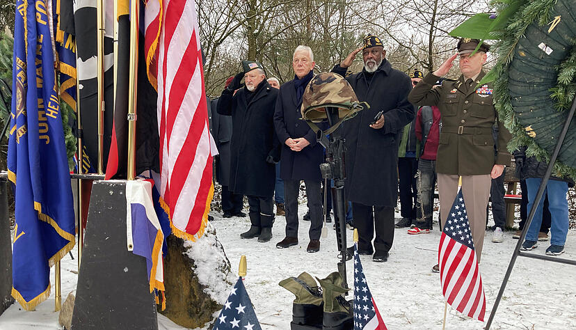 Gedenken der im Januar 1985 bei einer Raketenexplosion verstorbenen US-Soldaten (von links): US-Veteran Larry D. Nichols, OB Harry Mergel, US-Veteran Joe D. Brown, US-Army-Oberst James Turner.
Foto: Adrian Hoffmann