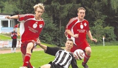 Der FSV-Spieler Sebastian Truhe (links) schießt, Petar Mrkonjic kommt etwas zu spät; rechts Karl Beinwald. Frauenzimmern aber siegte mit 3:1.Foto: Alexander Bertok Der FSV-Spieler Sebastian Truhe (links) schießt, Petar Mrkonjic kommt etwas zu spät; rechts Karl Beinwald. Frauenzimmern aber siegte mit 3:1.Foto: Alexander Bertok