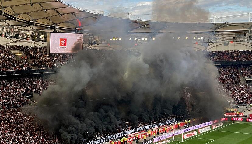 Dunkler Rauch steigt aus der Stuttgarter Fankurve auf.