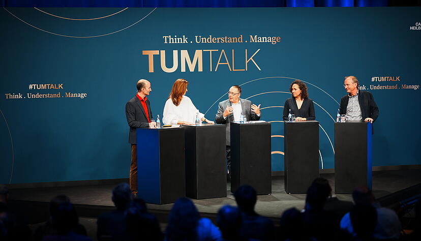 Die Zukunft wartet nicht auf uns: Unter diesem Motto diskutierten Wissenschaftler und Unternehmer am Abend über die Chancen Künstlicher Intelligenz für den deutschen Mittelstand. Die Zukunft wartet nicht auf uns: Unter diesem Motto diskutierten Wissenschaftler und Unternehmer am Abend über die Chancen Künstlicher Intelligenz für den deutschen Mittelstand.