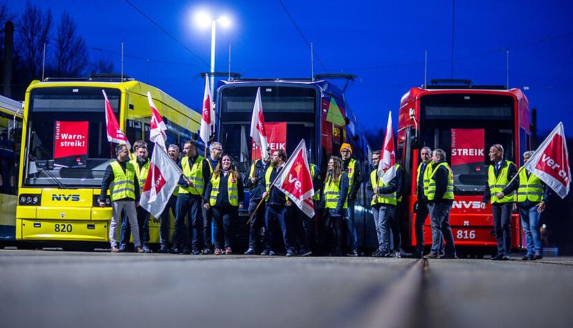 Bundesweit fallen heute und vielerorts auch morgen Busse und Bahnen aus - wegen Warnstreiks.
