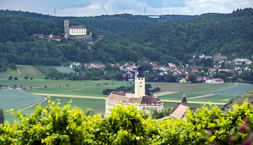 Die Auserwählte darf sich auf diesen Blick auf Schloss Horneck und auf Burg Guttenberg (hinten) freuen. Foto: Veigel Die Auserwählte darf sich auf diesen Blick auf Schloss Horneck und auf Burg Guttenberg (hinten) freuen. Foto: Veigel