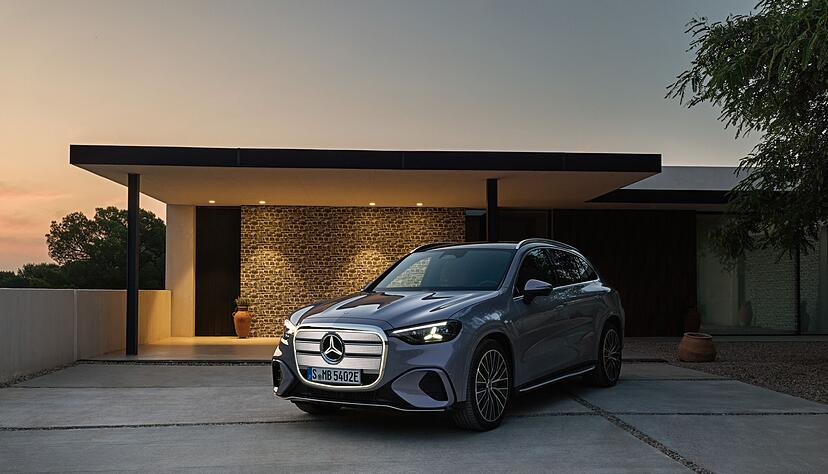 Und oben funkeln die Sterne? Mag sein, doch auch der GLC-Grill setzt auf Lichteffekte. Und oben funkeln die Sterne? Mag sein, doch auch der GLC-Grill setzt auf Lichteffekte.