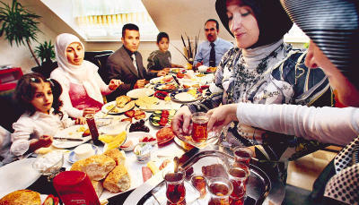 &Uuml;ppig gedeckte Tafel: So wie bei Ferhat Dag zu Hause wird an diesem Wochenende in vielen muslimischen Familien gefeiert.Foto: Guido Sawatzki