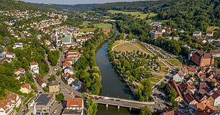 Gemeinderat, Verwaltung, KÜN aktiv e. V. , Gebäudeeigentümer und Investoren arbeiten seit Jahren an der Weiterentwicklung der Hauptstraße und der benachbarten Lagen. Diese Arbeit wird durch das Programm zusätzlich gefördert.