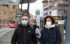 So geht es richtig: Medizinische Masken sind jetzt in bestimmten Bereichen vorgeschrieben. Sie sollen auch den Träger schützen. Foto: Andreas Veigel