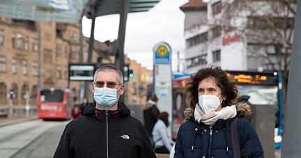So geht es richtig: Medizinische Masken sind jetzt in bestimmten Bereichen vorgeschrieben. Sie sollen auch den Träger schützen.
Foto: Andreas Veigel