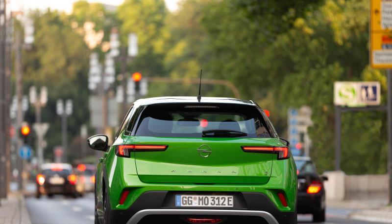 Auch die schmalen Rückleuchten und der markante Stoßfänger des Opel Mokka entsprechen dem aktuellen SUV-Trend. Auch die schmalen Rückleuchten und der markante Stoßfänger des Opel Mokka entsprechen dem aktuellen SUV-Trend.