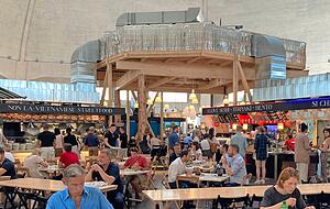 In der Markthalle in Basel geht es urban zu. Hier gibt es Essen, Trinken und Genießen an sieben Tagen pro Woche. In der Markthalle in Basel geht es urban zu. Hier gibt es Essen, Trinken und Genießen an sieben Tagen pro Woche.