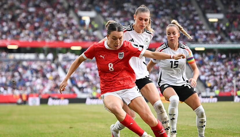 Auf ein Neues: &Ouml;sterreichs Barbara Dunst (l) vom FC Bayern, verfolgt von den DFB-Stars Brand (M) und Gwinn. (Archivbild)