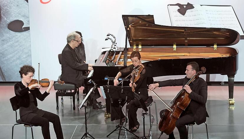 Lebhafte Erz&auml;hlkraft: WKO-Kammermusiker an den Saiten und Lars J&ouml;nsson am Fl&uuml;gel beim Kammerkonzert "Unter der Pyramide".
Foto: Monika K&ouml;hler