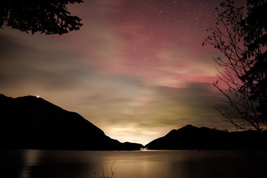 In Bayern leuchtet der Himmel rosa vom Polarlicht.