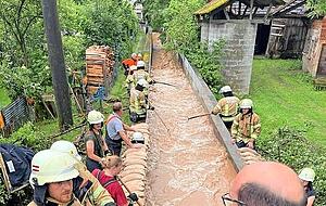 Die Feuerwehr Öhringen füllt Sandsäcke und verstärkt Dämme.
Foto: privat Die Feuerwehr Öhringen füllt Sandsäcke und verstärkt Dämme.
Foto: privat
