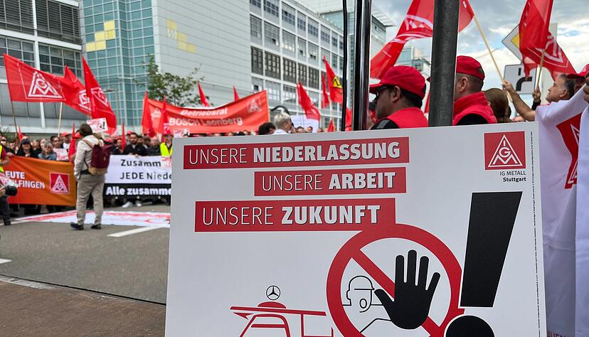 Der Protest der Mitarbeiter gegen der Verkauf von Mercedes-Autohäusern fand in Stuttgart statt. Der Protest der Mitarbeiter gegen der Verkauf von Mercedes-Autohäusern fand in Stuttgart statt.