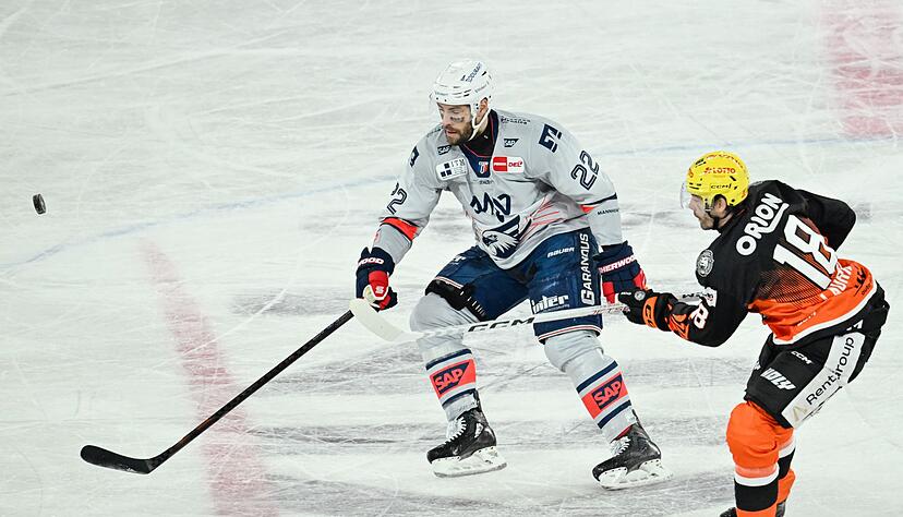 Matthias Plachta (l.) bleibt den Adlern auch über die Saison hinaus erhalten.