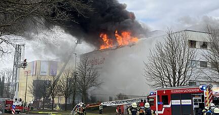 Nur wenige Minuten vor dem Auftakt des verkaufsoffenen Sonntags ist in einem Möbelhaus in Bietigheim-Bissingen ein Brand ausgebrochen. Nur wenige Minuten vor dem Auftakt des verkaufsoffenen Sonntags ist in einem Möbelhaus in Bietigheim-Bissingen ein Brand ausgebrochen.