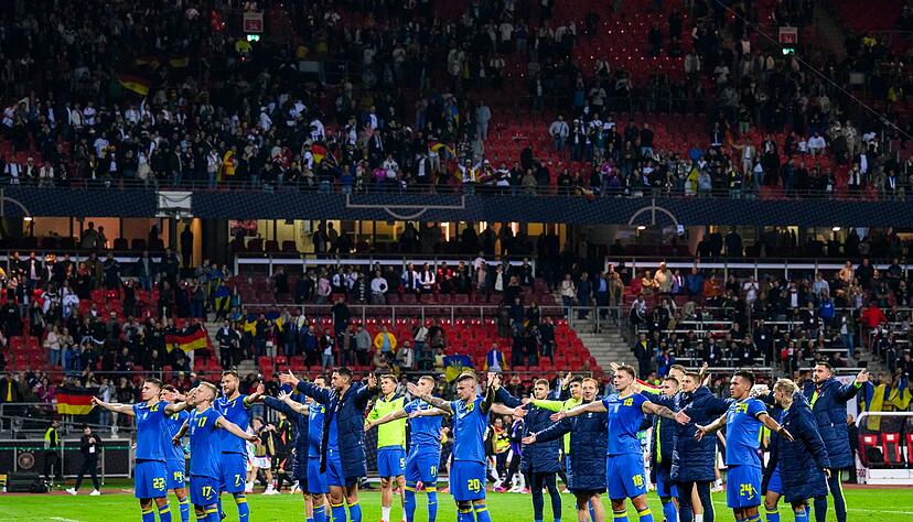 Das Spiel der Ukraine gegen Rumänien wird live im TV gezeigt. Das Spiel der Ukraine gegen Rumänien wird live im TV gezeigt.