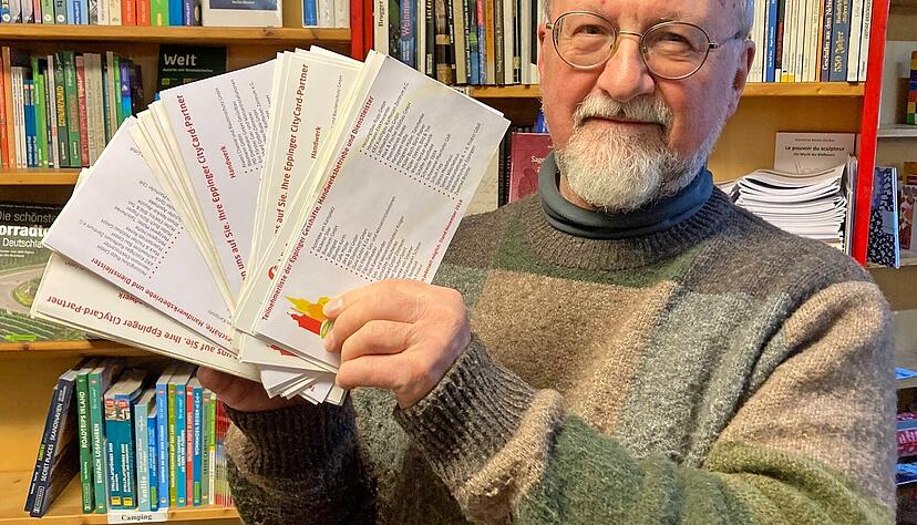 Karl Knoll vom Buchladen Holl&Knoll in der Brettener Stra&szlig;e zeigt einen B&uuml;ndel der alten Gutscheine, die man bei ihm sowie bei Elektro-M&uuml;ller gegen die neue Gutscheinkarte tauschen kann.
Fotos: J&ouml;rg K&uuml;hl
