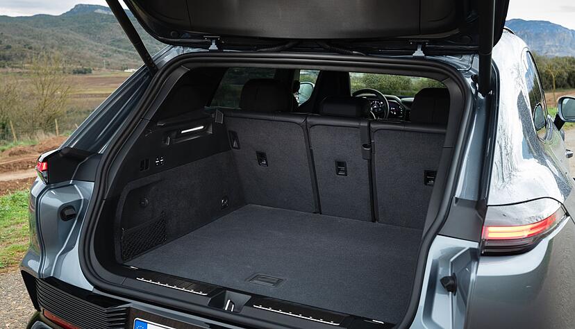 Anno 2026: Ein Porsche kann l&auml;ngst elektrisch fahren und Dank des gro&szlig;en Kofferraums auch richtig praktisch sein.