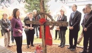 Durch die Kreuzigung nimmt Jesus alle Schuld der Menschen auf sich, wie Jugendpraktikantin Marlene Hentschke erläutert.Foto: Stefanie Pfäffle Durch die Kreuzigung nimmt Jesus alle Schuld der Menschen auf sich, wie Jugendpraktikantin Marlene Hentschke erläutert.Foto: Stefanie Pfäffle