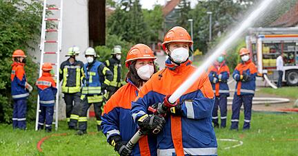 "Wasser marsch" heißt es auch bei Übungen der Jugendfeuerwehr. Der Nordheimer Nachwuchs hat die Schlauchleitung gelegt und macht sich jetzt daran, einen vermeintlich brennenden Baum zu löschen.  Foto: Ralf Seidel