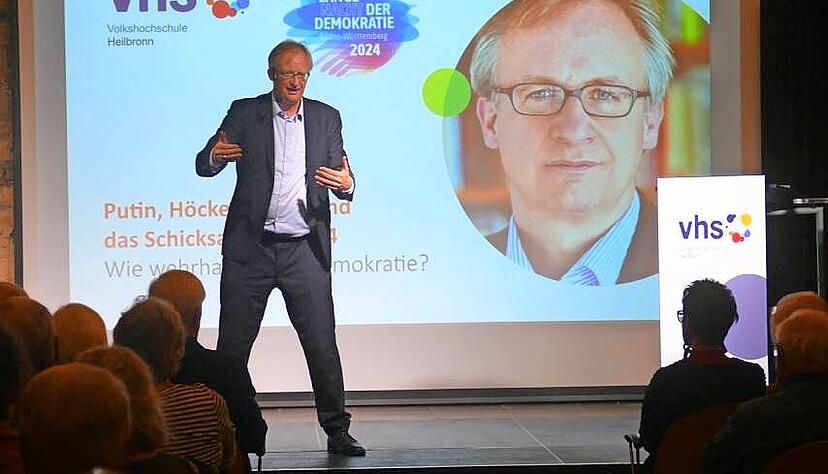 Mit seiner Sichtweise auf das von ihm als Schicksalsjahr bezeichnete 2024 zog Albrecht von Lucke die Besucher im Deutschhofkeller schnell in seinen Bann. Mit seiner Sichtweise auf das von ihm als Schicksalsjahr bezeichnete 2024 zog Albrecht von Lucke die Besucher im Deutschhofkeller schnell in seinen Bann.