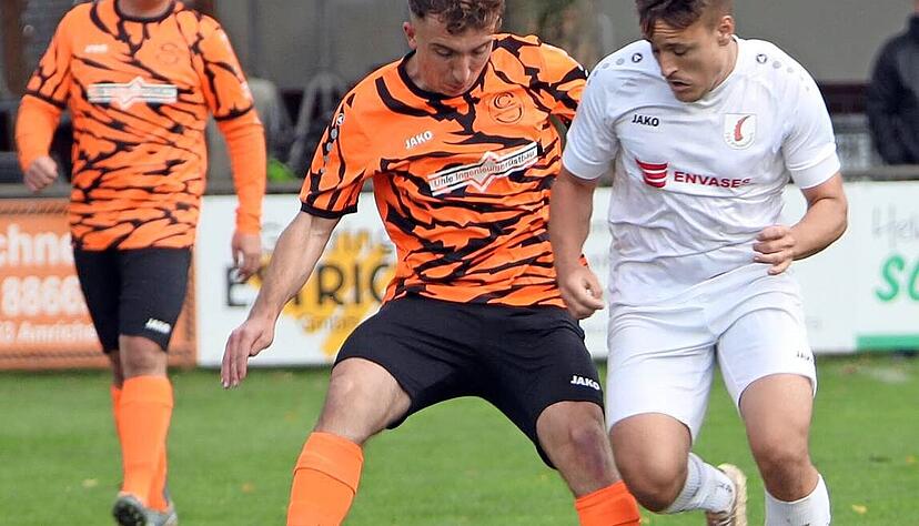 Der SC Amrichshausen mit Tim Erhard (Mitte) versuchte immer dagegenzuhalten. Auch gegen Pfedelbach mit Philipp Ehrle.
Foto: Kurt Gesper