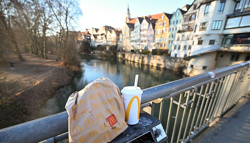 Mit einer Verpackungssteuer will T&uuml;bingen f&uuml;r weniger M&uuml;ll in der Stadt sorgen. (Symbolbild)