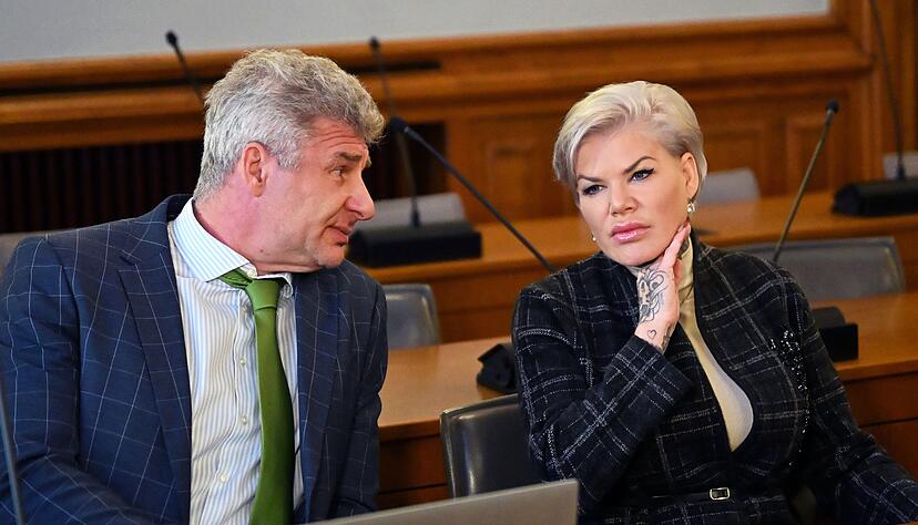 Melanie Müller bestreitet, einen Hitlergruß gezeigt zu haben. Melanie Müller bestreitet, einen Hitlergruß gezeigt zu haben.