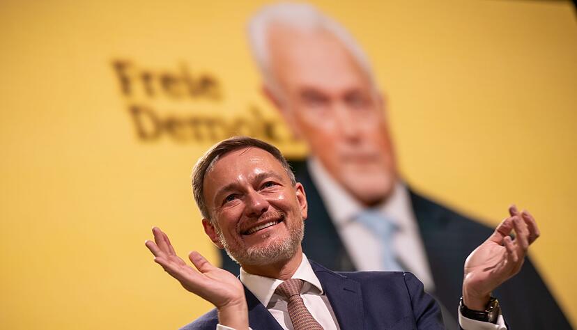 Lindner klatscht bei der Rede seines Vize Wolfgang Kubicki.