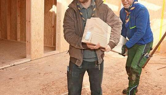 Moritz Bendl (links) und Oliver Kleinknecht packen beim Bau mit an. Moritz Bendl (links) und Oliver Kleinknecht packen beim Bau mit an.