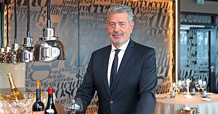 Ein Perfektionist in der K&uuml;che und im Service: Umberto Scuccia legt nicht nur Wert darauf, dass seine Speisen herausragend schmecken, auch der Wein muss als idealer Begleiter passen.
Foto: Ralf Seidel