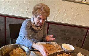 Talschenke-Seniorchefin Irmgard Müller bereitet Markklößchen zu. Talschenke-Seniorchefin Irmgard Müller bereitet Markklößchen zu.