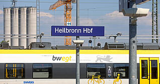 Im Heilbronner Hauptbahnhof hat eine Frau versucht, zwei schlafende Frauen zu bestehlen.