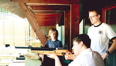 Konzentration, Disziplin und K&ouml;rperbeherrschung sind im Umgang mit Gewehren und Pistolen gefragt. Einen Eindruck vom Sportschie&szlig;en holten sich 14 Jungen beim Ferienprogramm der Lauffener Sch&uuml;tzen. (Foto: Maushake)