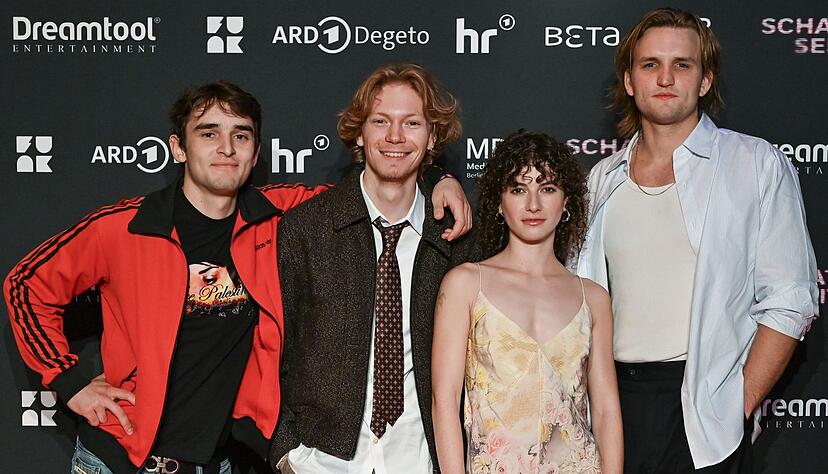Moritz Hoyer (l-r), Filip Schnack, Franziska von Harsdorf und Ludger B&ouml;kelmann bei der Premiere der Serie &laquo;Schattenseite&raquo; in Berlin.