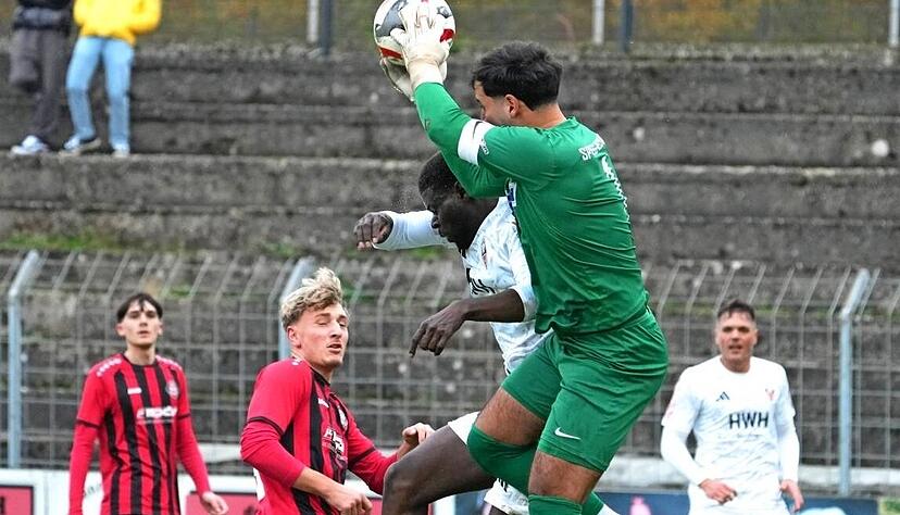 Christopher Diamalembe bekam bei diesem Zusammenprall mit Akin Akar den Ellbogen des Spvgg-Torwart seitlich an den Hinterkopf.
Foto: Michael Nachreiner