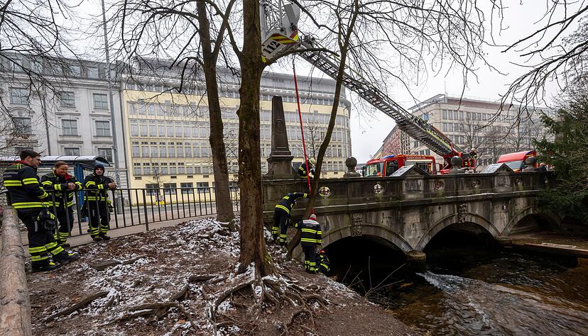 Ein Kran baut die Rampe ab.