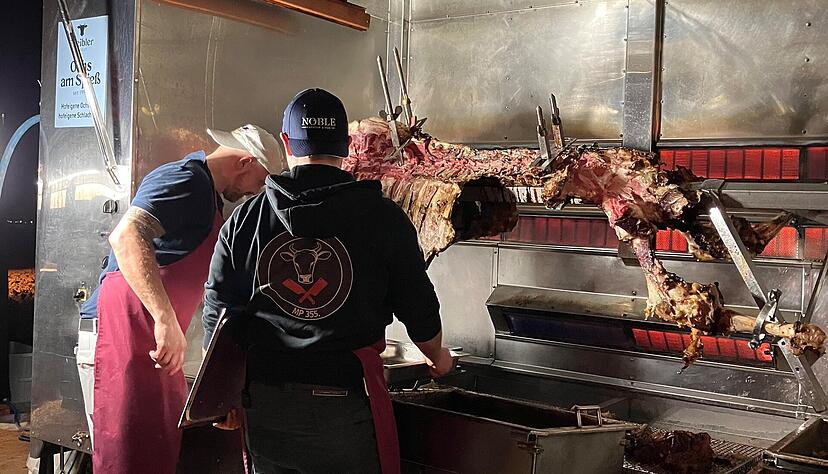 280 Kilogramm Ochs haben sich am Er&ouml;ffnungsabend auf dem Spie&szlig; am Stand von Weiblers gedreht. Am sp&auml;ten Abend waren nur noch 80 Kilo Fleisch an den Rippen.