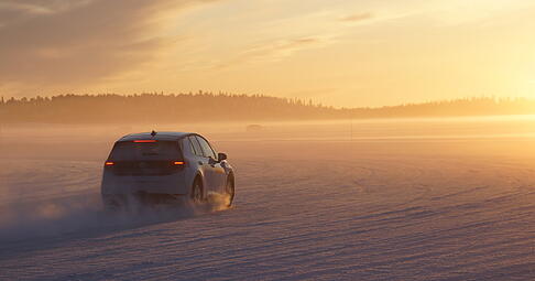 Stresstest unter extremen Witterungsbedingungen bei Schnee und Eis: In Nordschweden hat VW die k&uuml;nftige Rivian-Software f&uuml;r seinen neuen Einstiegs-Stromer getestet.