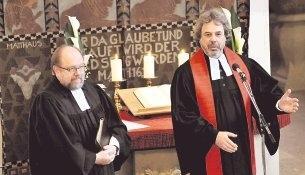 "Ein Pfarrer muss in der jetzigen Zeit ein Allrounder sein, sich in Jeans und im Talar gleichermaßen wohl fühlen."
Otto Friedrich "Ein Pfarrer muss in der jetzigen Zeit ein Allrounder sein, sich in Jeans und im Talar gleichermaßen wohl fühlen."
Otto Friedrich