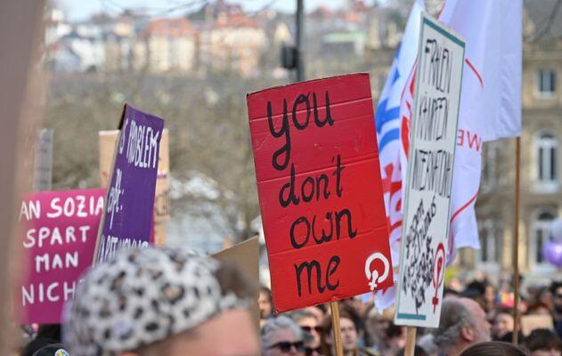 In Stuttgart haben sich viele versammelt, um f&uuml;r mehr Frauenrechte zu demonstrieren.