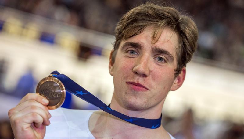Bahnradfahrer Maximilian Beyer hält seine Bronzemedaille in der Hand. Foto: Jens Büttner