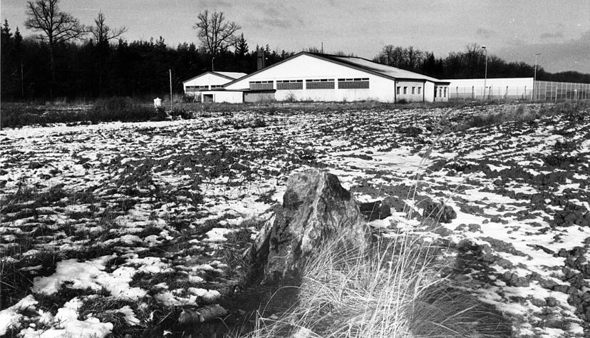 Die Halle ist &minus; abgesehen von einem kleinen Wachturm &minus; das letzte Army-Gebäude. Vorne der Gedenkstein.
Foto: Archiv/Wendt