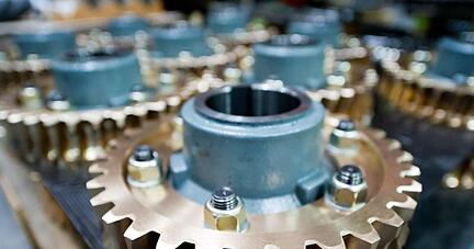 Schneckenräder, Teile eines Getriebes, liegen in einer Produktionshalle. Schneckenräder, Teile eines Getriebes, liegen in einer Produktionshalle.