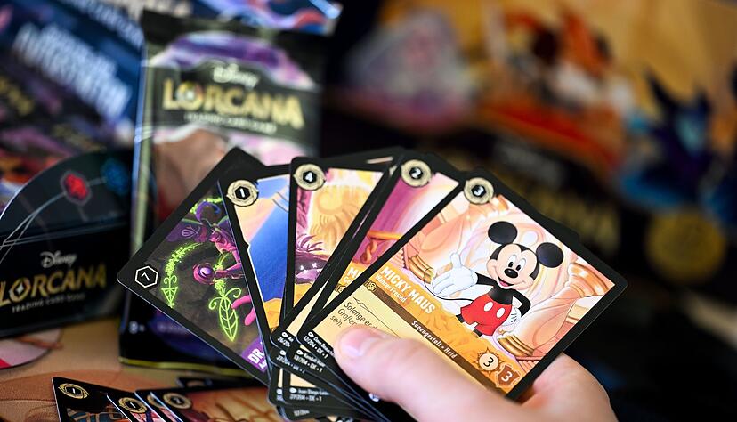 «Disney Lorcana» ist für mindestens zwei Spieler ab 8 Jahren konzipiert, die sich dann für bestimmte Charaktere entscheiden. «Disney Lorcana» ist für mindestens zwei Spieler ab 8 Jahren konzipiert, die sich dann für bestimmte Charaktere entscheiden.